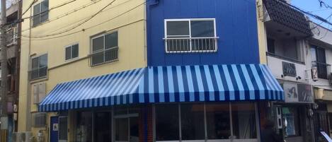 Vista frontal de la propiedad