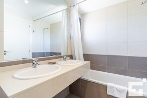 Bathtub, towels