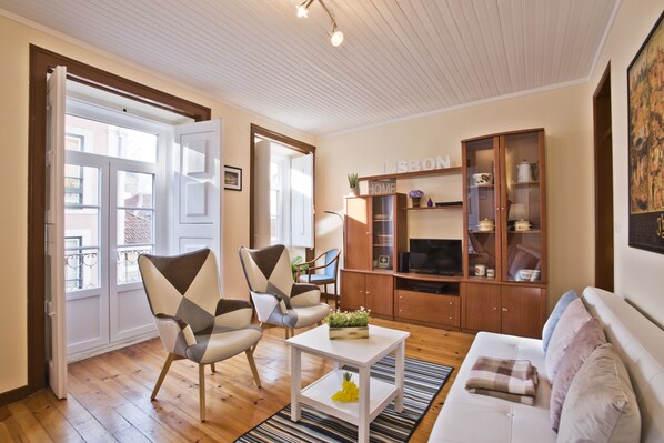 Smart TV, libros y monitor de computadora 