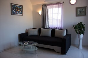 Comfort-Apartment, Meerblick | Wohnbereich | Flachbildfernseher