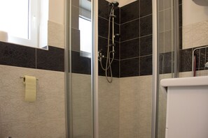 Studio | Bathroom shower