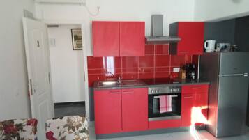 Appartement Confort, balcon, vue partielle sur la mer | Cuisine privée