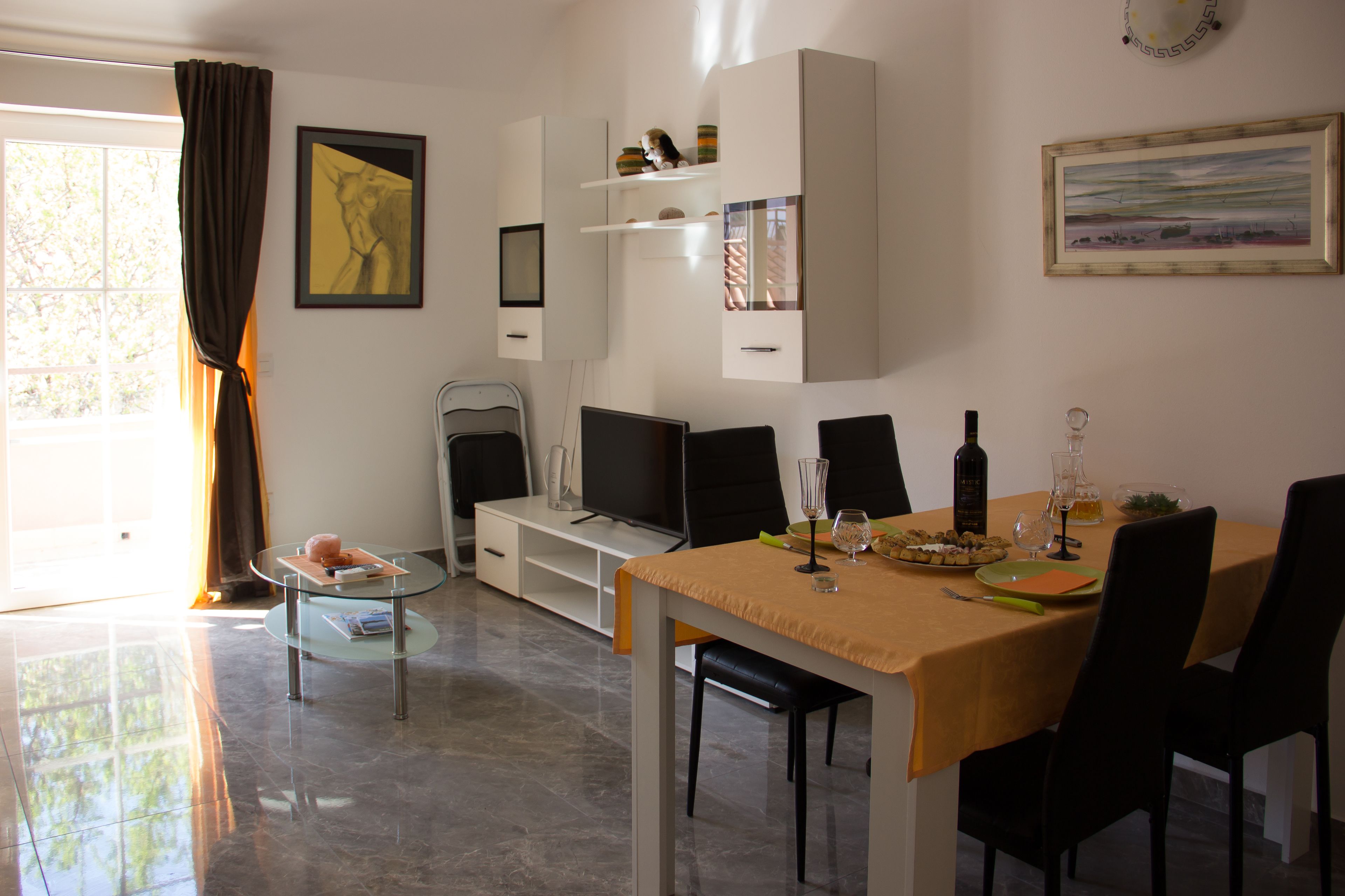 Studio | Living area | Flat-screen TV