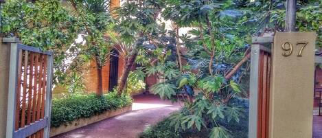 المنطقة المحيطة بالمنشأة