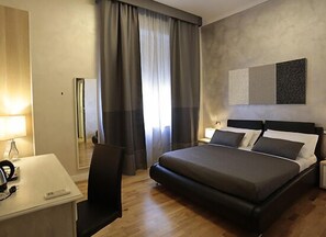 Kamar Triple, 1 kamar tidur | Seprai premium, minibar gratis, brankas, dan meja kerja