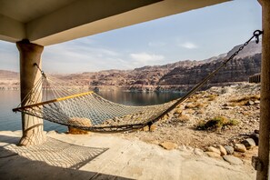 Kahden hengen perushuone (kaksi sänkyä), 1 makuuhuone, rantanäköala | Terassi/patio
