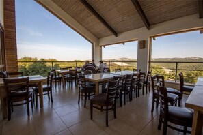 Petit déjeuner, déjeuner et dîner servis sur place