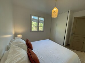 2 bedrooms, iron/ironing board, free WiFi, bed sheets