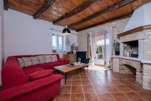 Una Smart TV, una chimenea, un futbolín