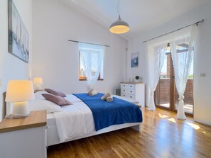 4 bedrooms, iron/ironing board, WiFi, bed sheets