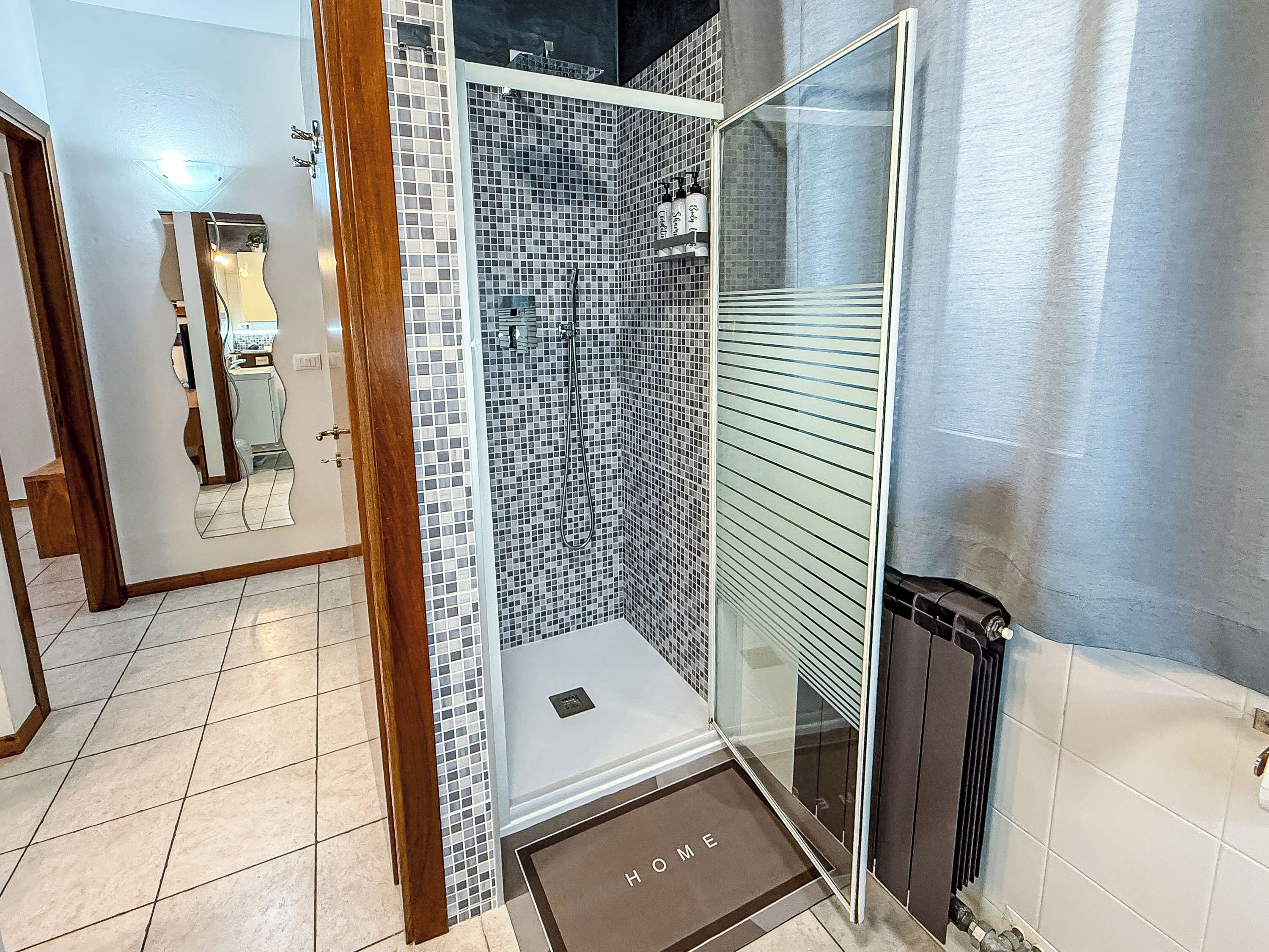 Douche, séchoir à cheveux, serviettes fournies, papier de toilette