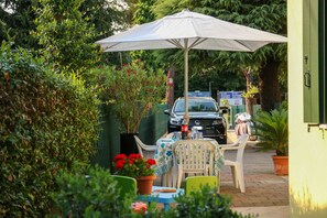 Outdoor dining - House with garden "MY HOME" (Mira)
