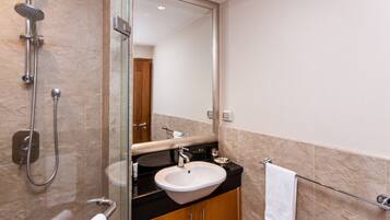 Combined shower/bathtub, hair dryer, towels, soap