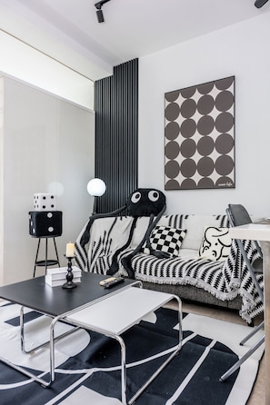 Superior appartement, 1 slaapkamer | Woonruimte | Een 40-inch ledtelevisie met digitale zenders en een televisie