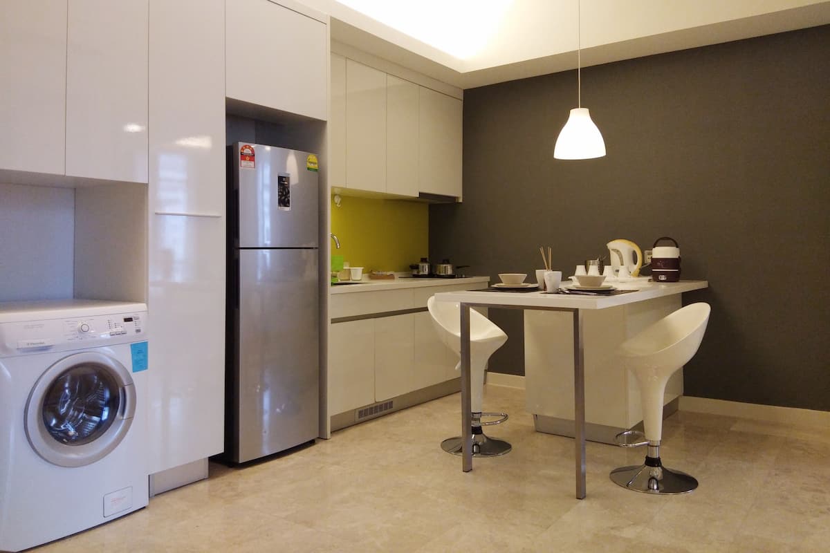 Condo dành cho gia đình, 2 phòng ngủ | Khu vực làm việc phù hợp cho laptop, màn/rèm cản sáng, phòng cách âm 
