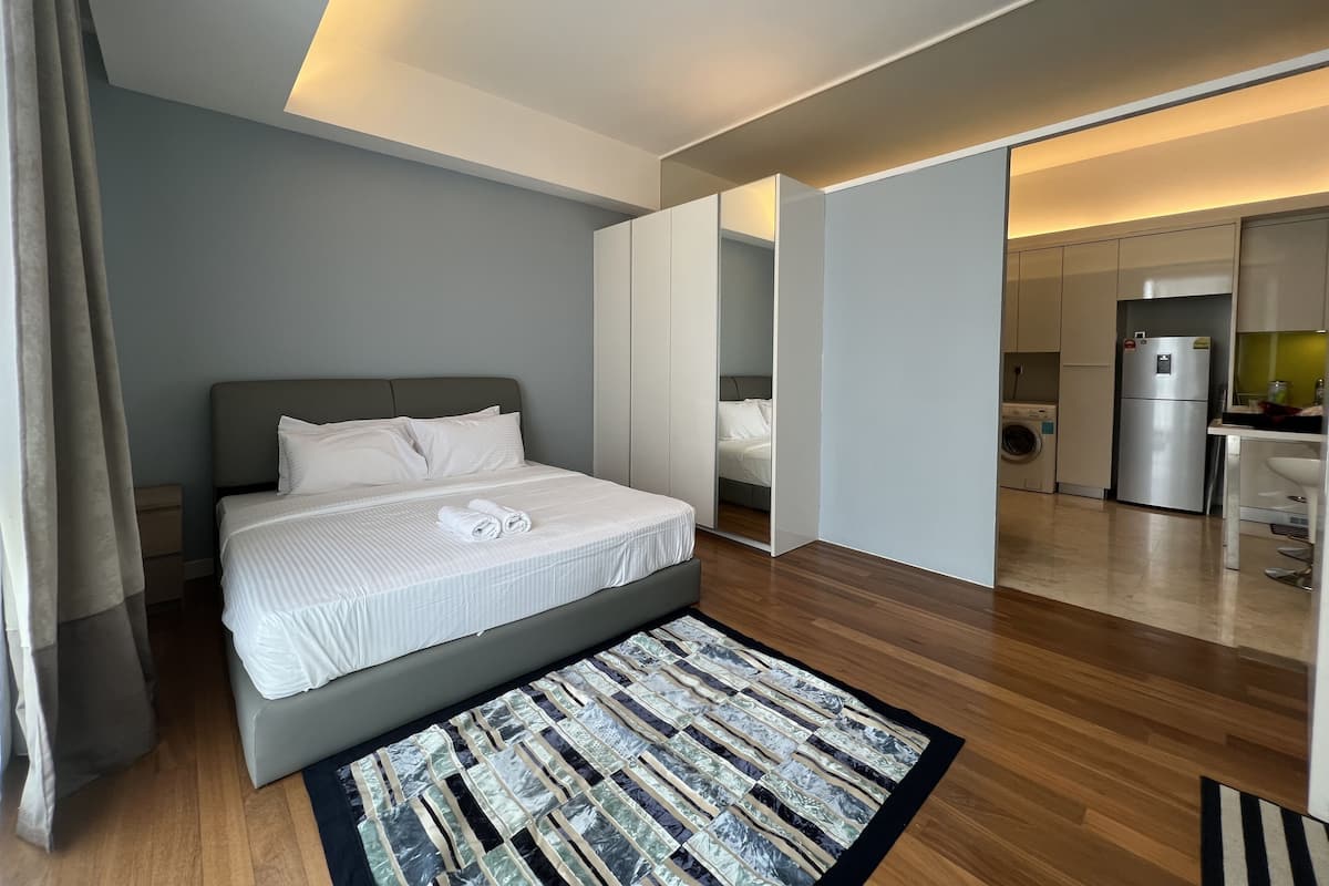 Premier Apartment, 1 Bedroom | 1 bedroom, laptop workspace, blackout drapes, soundproofing