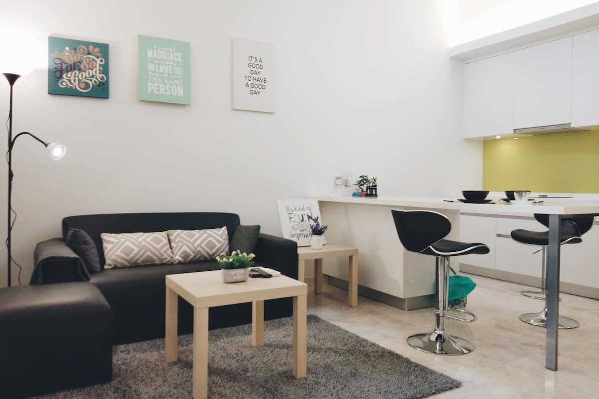 Condo Cao cấp, 1 phòng ngủ | Khu phòng khách | TV LED 40-inch có truyền hình kỹ thuật số, TV, dịch vụ stream 
