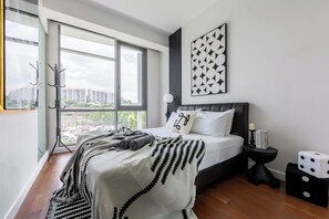 Espacio para trabajar con laptop y cortinas blackout 