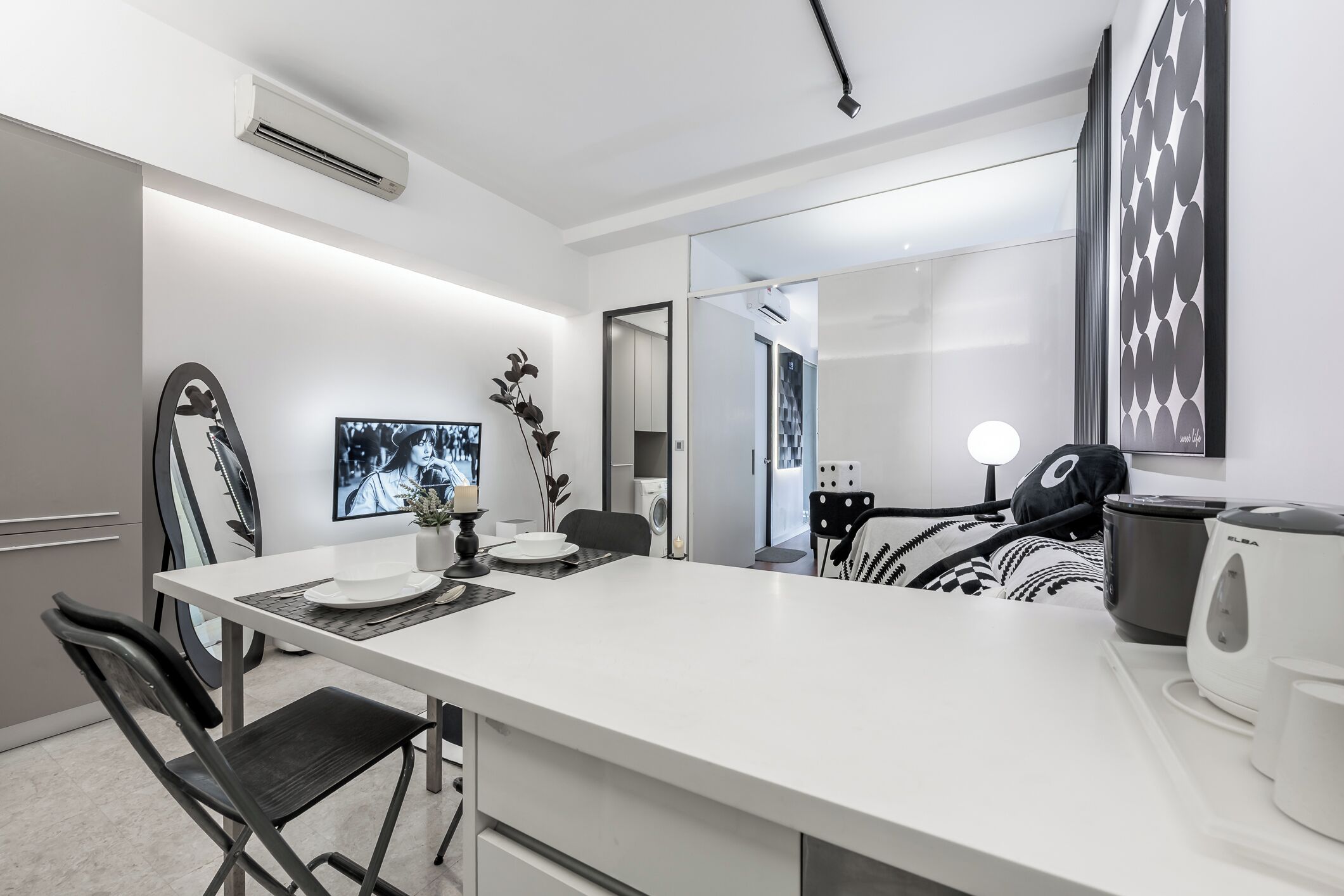 Departamento superior, 1 habitación | Área de sala de estar | Televisión LED de 40 pulgadas con canales digitales y televisión 