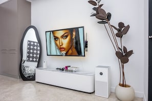 Apartamento superior, 1 habitación | Zona de estar | Televisión LED de 40 pulgadas con canales digitales, una televisión
