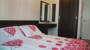 Comfort Apartment, 1 Queen Bed, Non Smoking, Kitchen | In-room safe, blackout curtains, soundproofing, iron/ironing board