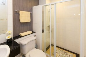 Comfort Apartment, 1 Queen Bed, Non Smoking, Kitchen | Bathroom