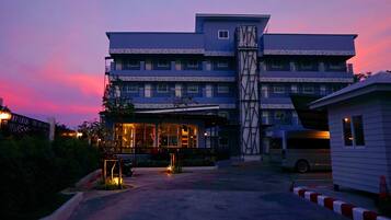 Bagian depan properti - sore/malam