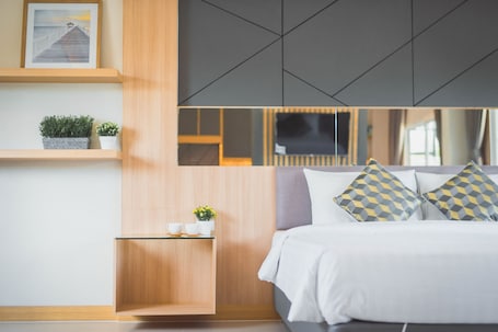 Superior Studio Room | In-room safe, desk, blackout drapes, free WiFi