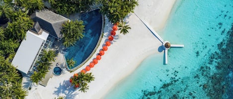 2 outdoor pools, pool loungers