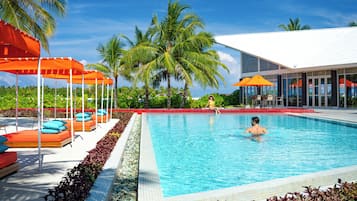 2 kolam renang outdoor, dengan kursi berjemur