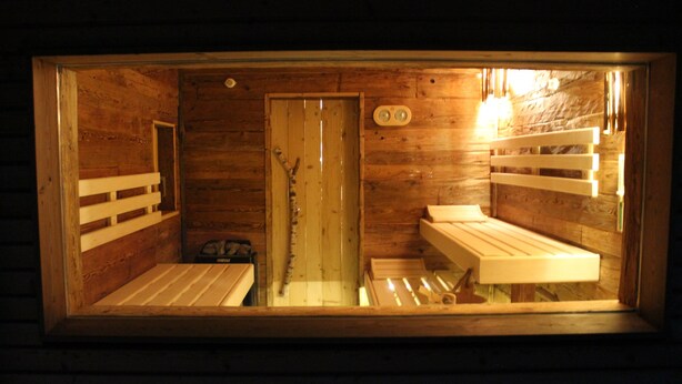 A wooden sauna with benches and a bench seat, a bench seat, and a bench. - Newly renovated holiday home in the Bavarian Forest (Schöfweg)