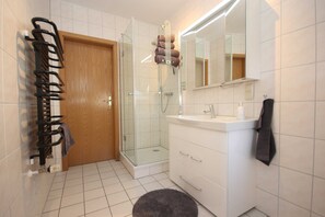 Shower, hair dryer, towels - Apartment Levien - ID 44376 - Apartment Levien (Wustrow)