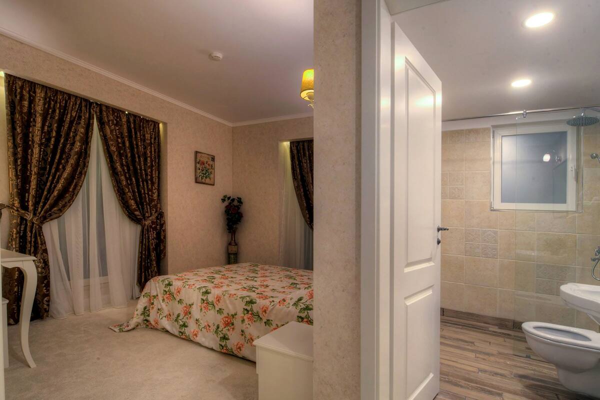 City Double or Twin Room | 迷你吧、办公桌、隔音、熨斗/熨衣板