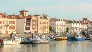 A harbor with boats docked and buildings in the background. - Appartment Ihi-Toki, sunny garden apartment in a breathtaking location (Saint-Pée-sur-Nivelle)