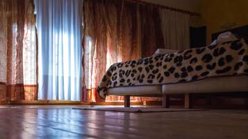 Basic-Doppel- oder -Zweibettzimmer, 1 Schlafzimmer, Meerblick | Kostenloses WLAN, Bettwäsche