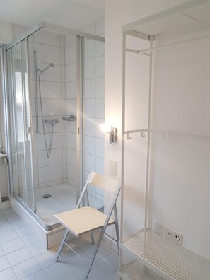 Douche, articles de toilette gratuits, sèche-cheveux