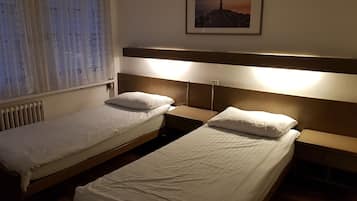 Habitación urbana, vista a la ciudad | Escritorio, tabla de planchar con plancha y cunas gratuitas