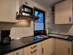 Kühlschrank, Mikrowelle, Wasserkocher mit Kaffee-/Teezubehör