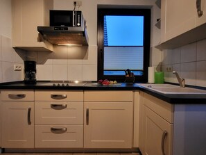 Kühlschrank, Mikrowelle, Wasserkocher mit Kaffee-/Teezubehör