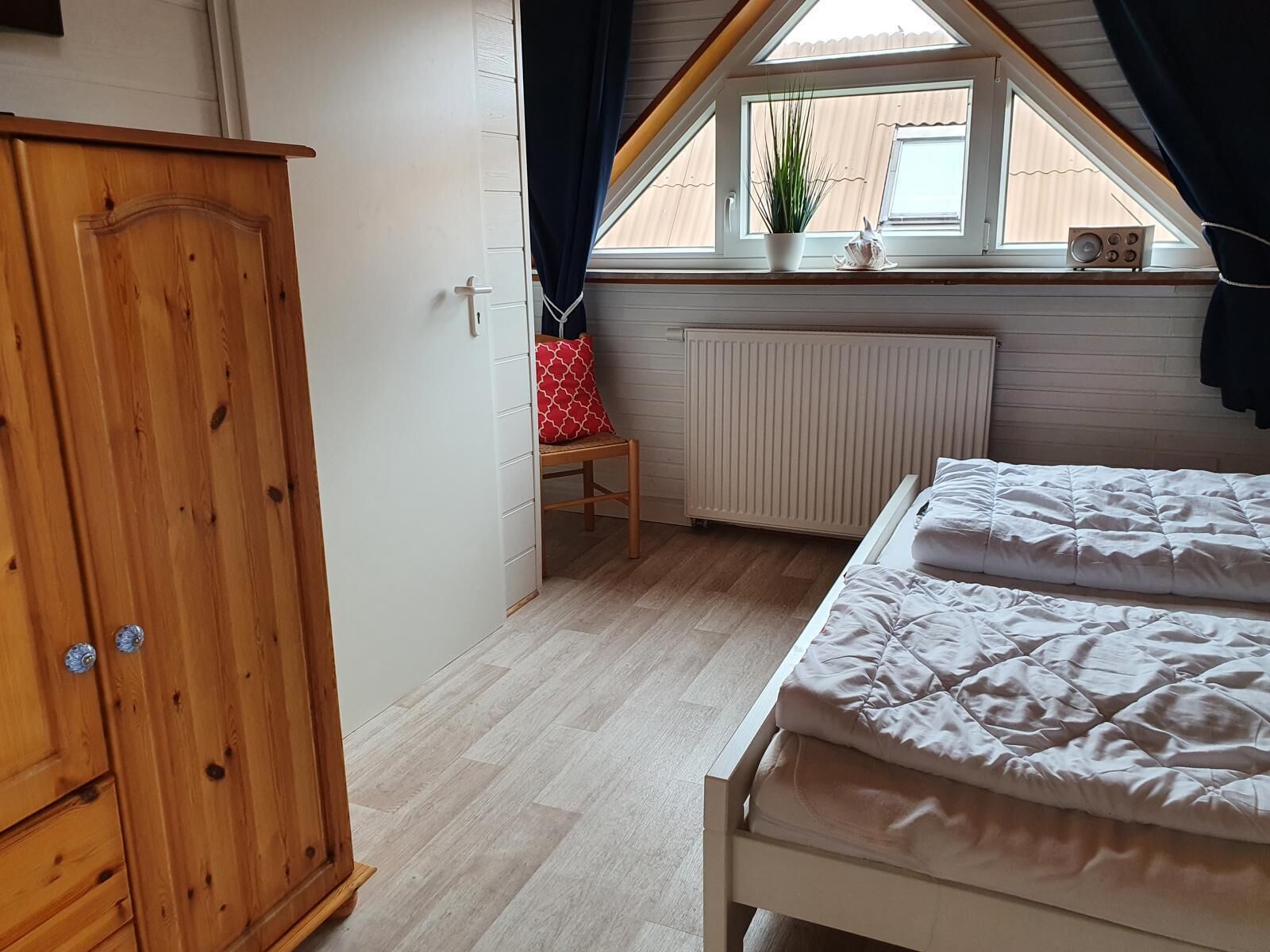 2 chambres, coffres-forts dans les chambres, lit parapluie