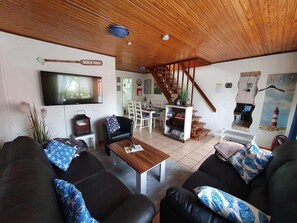 Smart-TV, Bücher, Stereoanlage