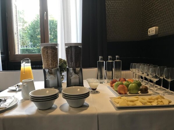 Petit déjeuner buffet (12 EUR par personne)