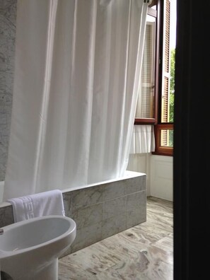 Standard Room | Bathroom | Free toiletries, hair dryer, towels - Hotel Restaurante Olajauregi (Durango)