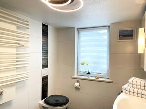 Doccia, asciugacapelli, asciugamani, sapone