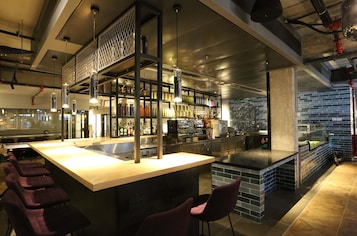 Bar (trong khuôn viên)