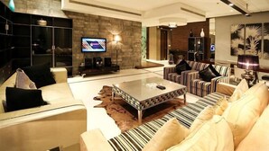 Een 42-inch flatscreentelevisie met kabelzenders en televisie