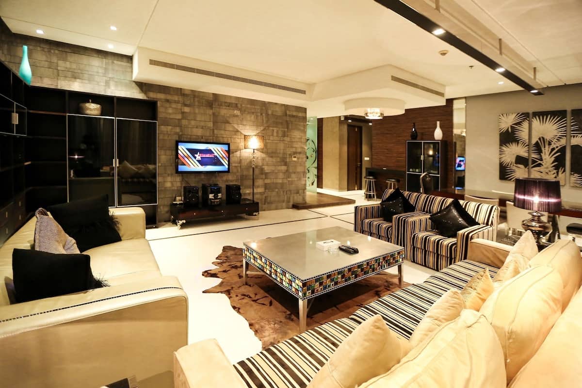 Departamento Deluxe, 2 habitaciones, vista a la ciudad | Sala de estar | Televisión de pantalla plana de 42 pulgadas con canales por cable