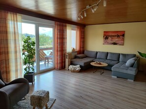 TV, fireplace - Holiday apartment "Fränkishes Paradies" - Apartment Fränkisches Paradies (Litzendorf)