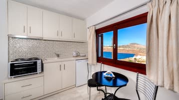 Departamento Deluxe | Cocina privada | Refrigerador, parrilla de estufa y tetera eléctrica