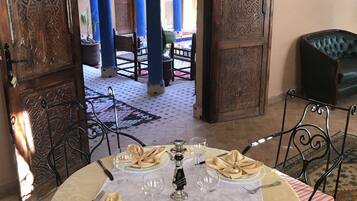 Petit déjeuner et déjeuner servis sur place, spécialités Cuisine locale